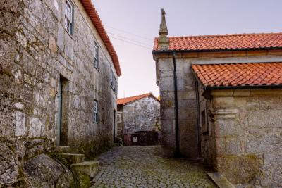 Lugar da Igreja (aldeia tur&iacute;stica)